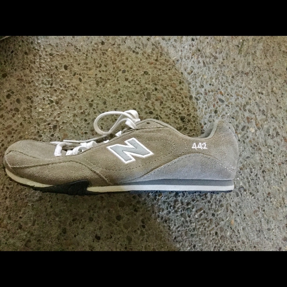 New Balance 442